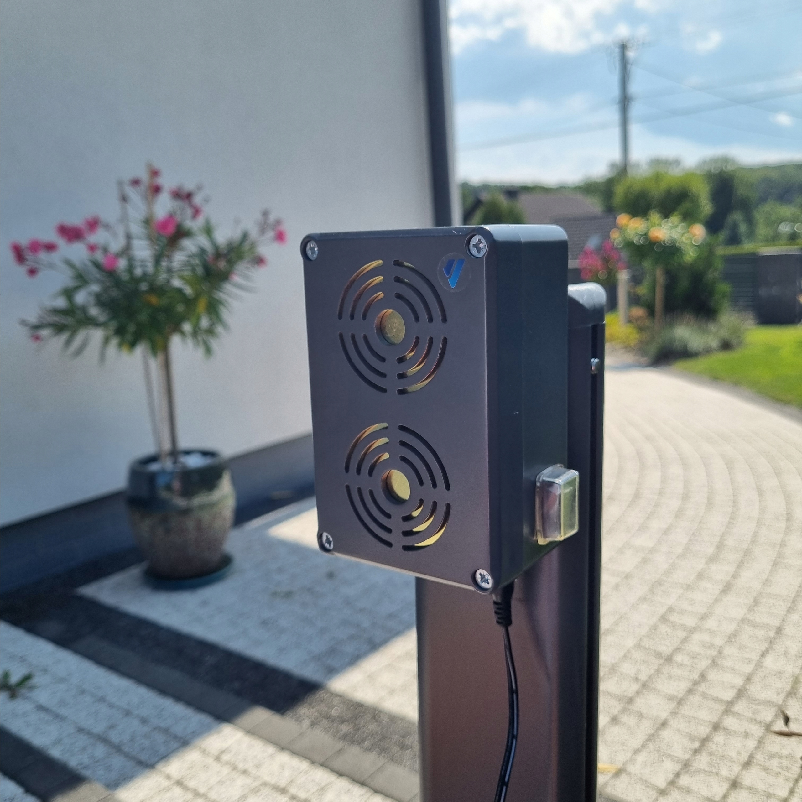 WATERPRO ultrazvukový odpudzovač hlodavcov, myší a potkanov s IP65, dosah 2500 m², profesionálne vodotesné puzdro a modul automatickej zmeny frekvencie.