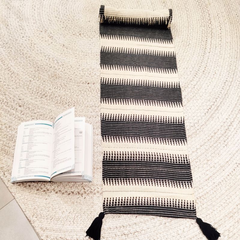 Behúň na stôl 35 x 182 cm, tkaná bavlna, čiernobiela