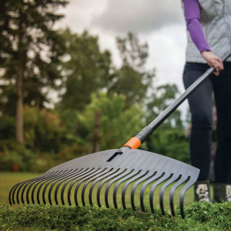 Plastové hrable na lístie Fiskars QuikFit