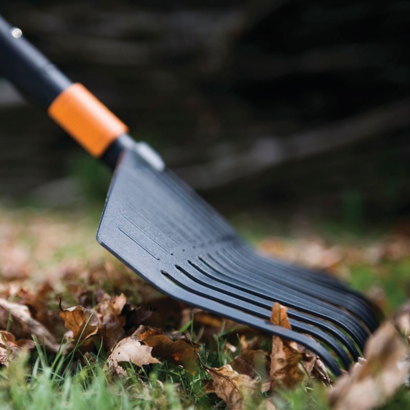 Plastové hrable na lístie Fiskars QuikFit