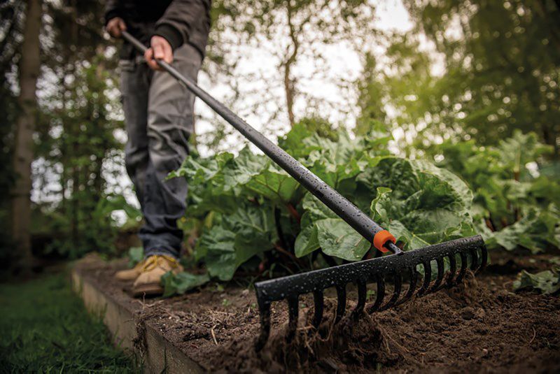 Fiskars Pevné hrable na pôdu so závesom