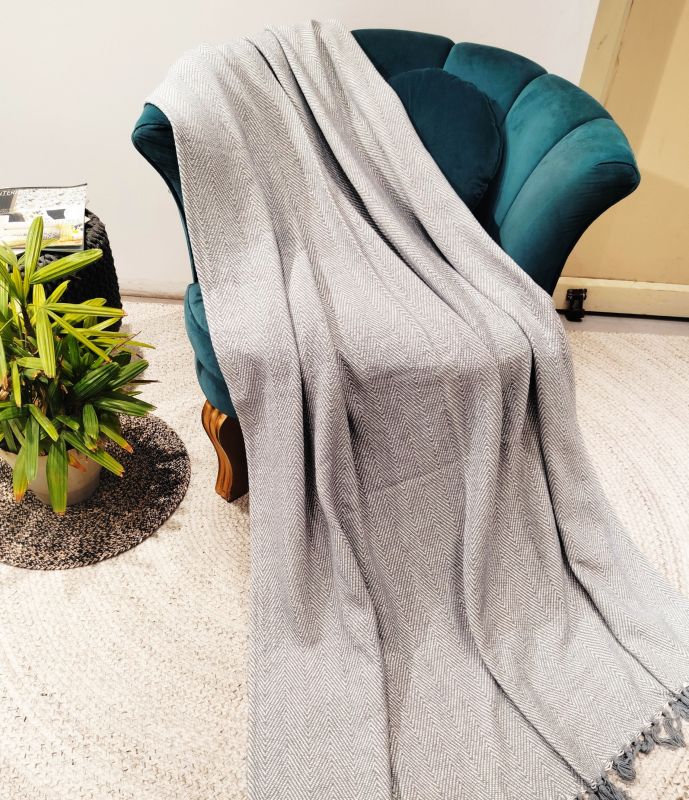 Tkaná deka 130 x 170 cm rybia kosť sivá