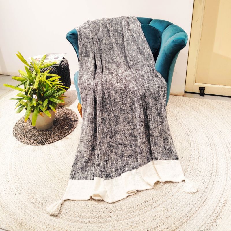 Tkaná deka 130 x 170 cm čierna a biela melanž