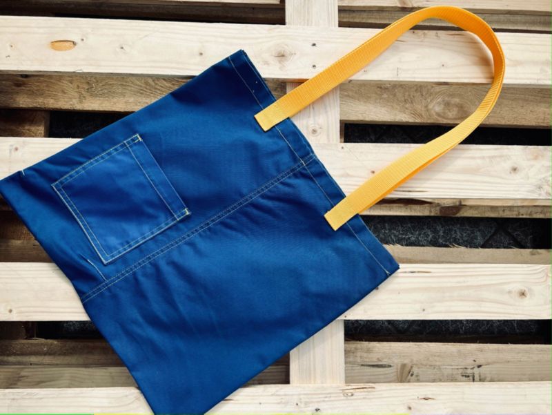 Upcyklovaná taška vyrobená z nohavíc