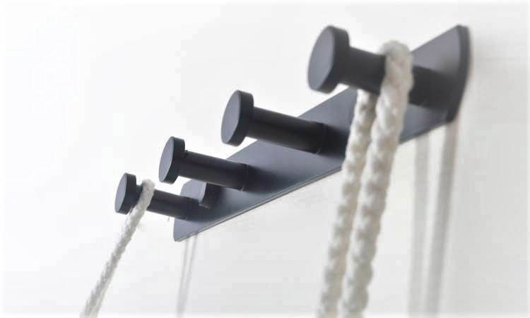 Schaffner Moderný vešiak, čierny