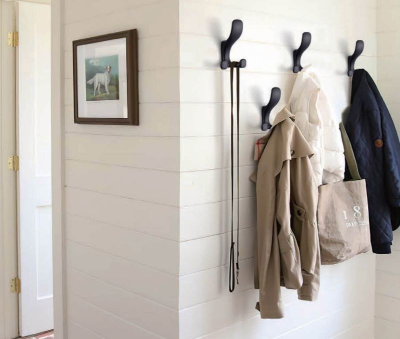 Schaffner Masívny vešiak, čierny