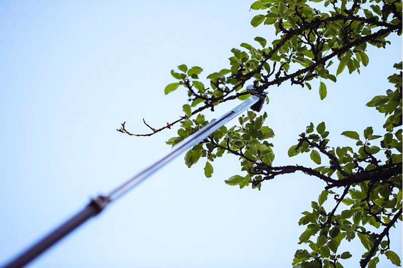 Teleskopická žirafa Fiskars + pílka